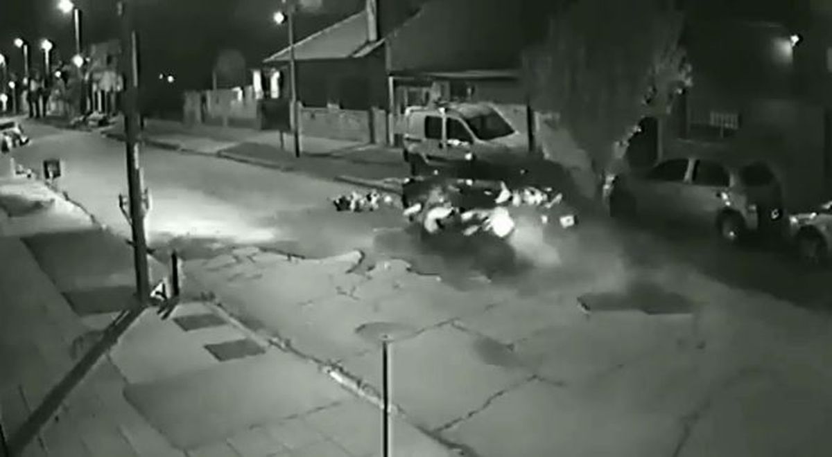 Morón: moto chocó a auto estacionado por escaparse de robo