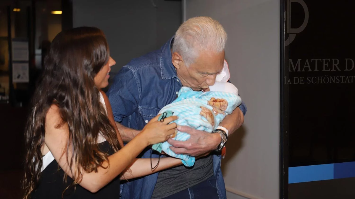 Alberto Cormillot y Estefanía Pasquini salieron de la clínica con su bebé Emilio.