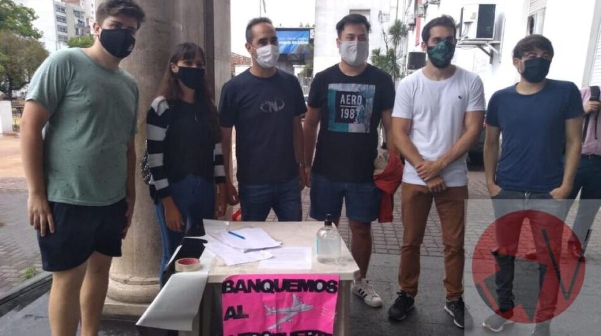 Tagliaferro se sumó a la campaña de juntar firmas para pedir por la continuidad del Aeropuerto de El Palomar: “Hay un montón de razones para continuar”